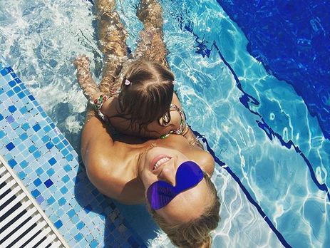 Жена Пескова Навка показала бюст в купальнике