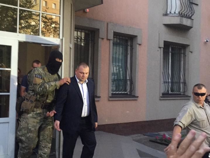 Как выводили арестованного зампрокурора Ровенской области Боровика. Видео