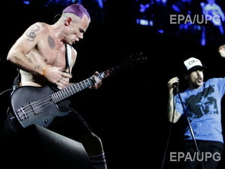 Бас-гитарист RHCP Майкл Бэлзари в Киеве сыграл на бандуре