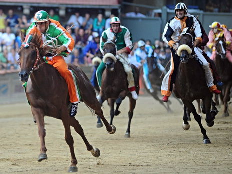 В Италии выпавшего из седла жокея ударила лошадь и переехала 