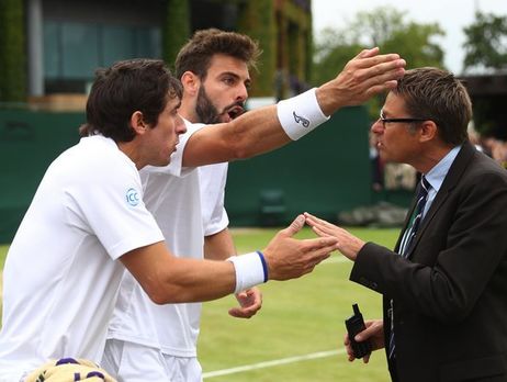 На матче Wimbledon пара теннисистов устроила забастовку из-за отказа арбитра отпустить их в туалет
