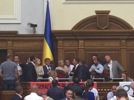 Сегодня вечером Гройсман обсудит с главами фракций разблокирование трибуны Рады