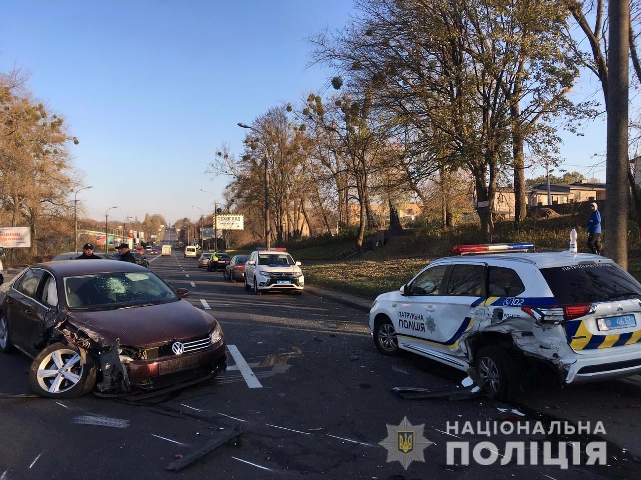 В Ровно пьяный водитель протаранил патрульное авто, трех человек  госпитализировали