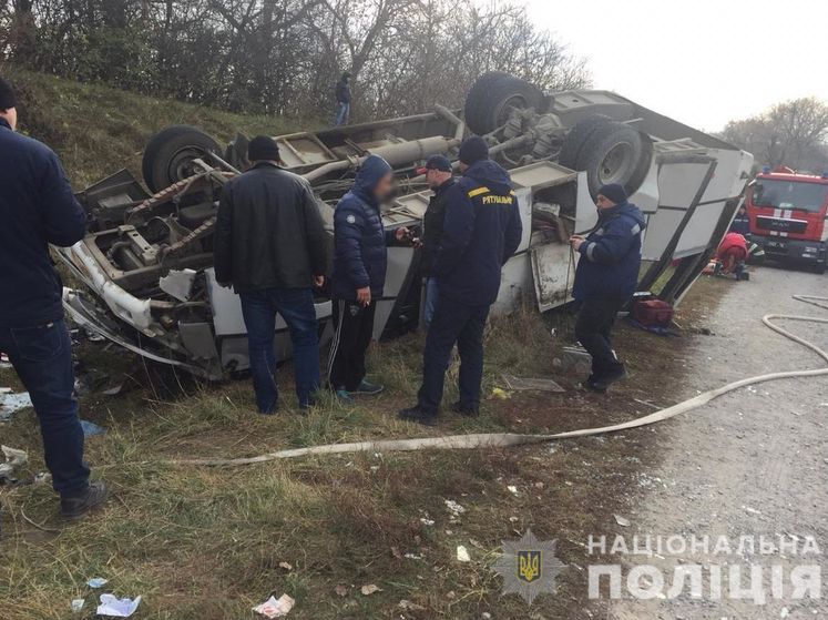 В Хмельницкой области перевернулся рейсовый автобус, по меньшей мере восемь человек пострадали