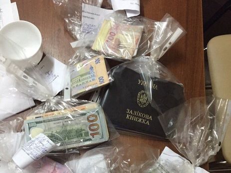 Подозреваемую задержали при получении части взятки в размере 6 тыс. гривен