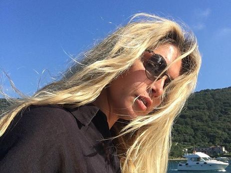 Брежнева снялась топлес под дождем