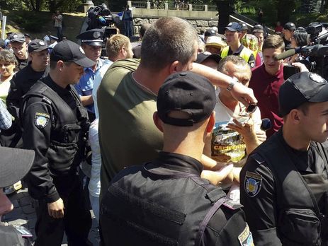 Под Кабмином возникли столкновения между участниками протеста против повышения тарифов и нацгвардейцами