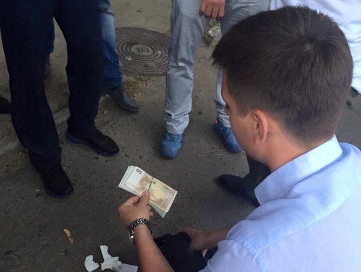 В Киеве задержан следователь полиции на взятке в размере €8,5 тыс.