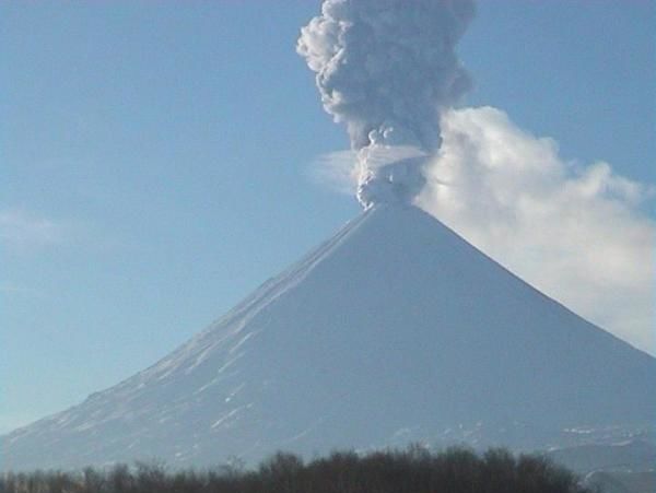 На Камчатке вулкан выбросил семикилометровый столб пепла