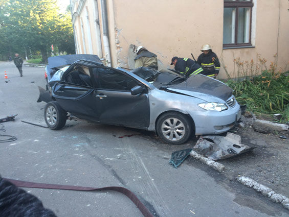 Во Львовской области машина врезалась в здание поликлиники, погибли три человека