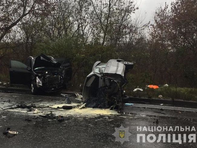 В Киеве в результате ДТП иномарку разорвало пополам, есть жертвы 