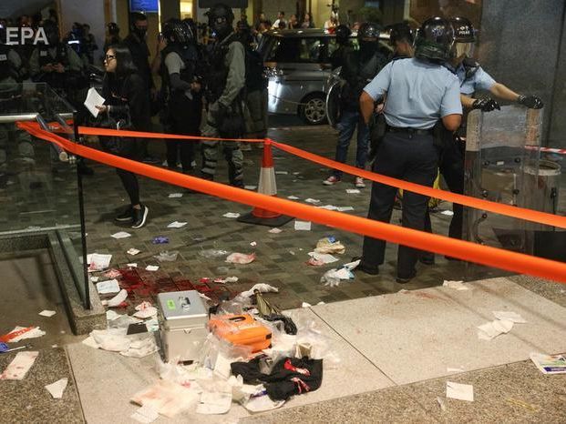 ﻿У Гонконзі чоловік через політичні розбіжності поранив ножем чотирьох осіб – ЗМІ