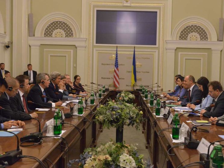 Керри: Над помощью Украине летальным оружием работают пять стран