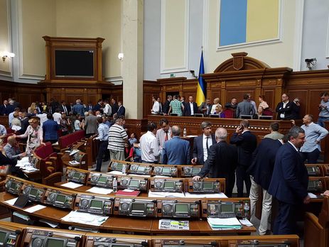 Из-за блокирования президиума и трибуны Рады Парубий закрыл заседание до 12 июля