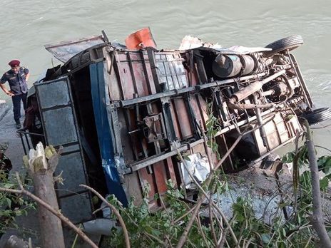 ﻿У Непалі в річку впав автобус, загинуло щонайменше 15 осіб
