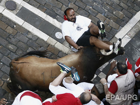 Два человека находятся в критическом состоянии после забега с быками в Испании. Видео