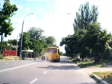 В Херсоне у движущейся маршрутки отпали два колеса. Видео