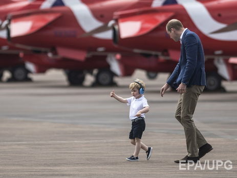 Двухлетний британский принц Джордж посетил первое в своей жизни авиашоу. Фоторепортаж