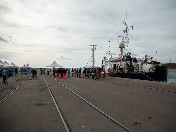 Италия приняла мигрантов со спасательного судна