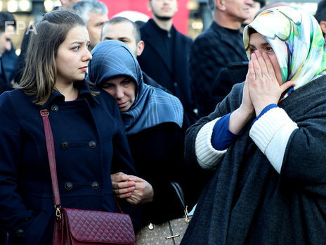 В Стамбуле водитель автобуса врезался в остановку и напал на прохожих с ножом