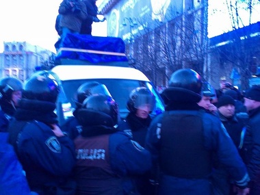 "Беркут" начал оцепление Майдана, провоцирует драки