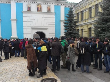 Киевляне собираются на Михайловской площади