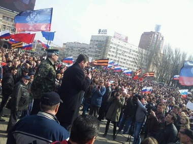 В Донецке на пророссийский митинг вышли около пяти тысяч человек. Фоторепортаж