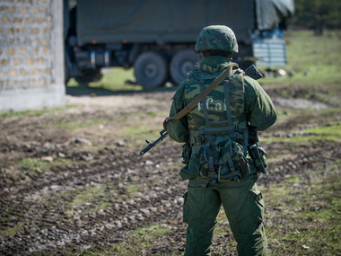 Российские военные везут в сторону Джанкоя военную технику