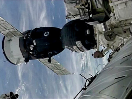 Корабль "Союз" с тремя астронавтами на борту пристыковался к МКС