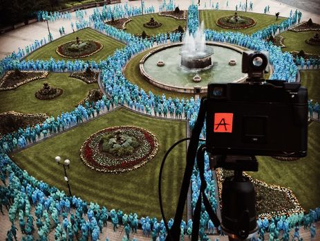 В Англии тысячи голых людей, выкрашенных в голубой цвет, приняли участие в арт-проекте американского художника