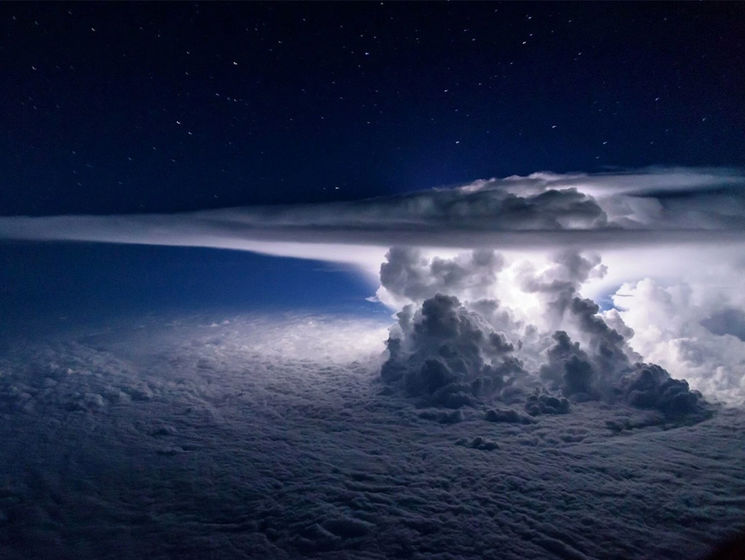 Пилот снял масштабный шторм над Тихим океаном в момент удара молнии