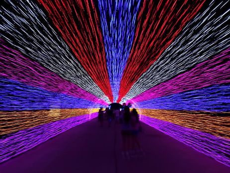 В Китае 3 тысячи ламп использовали для создания световых инсталляций. Фоторепортаж