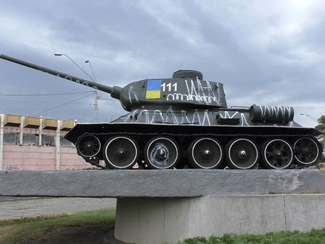В Киеве пьяные супруги разрисовали памятник танкистам