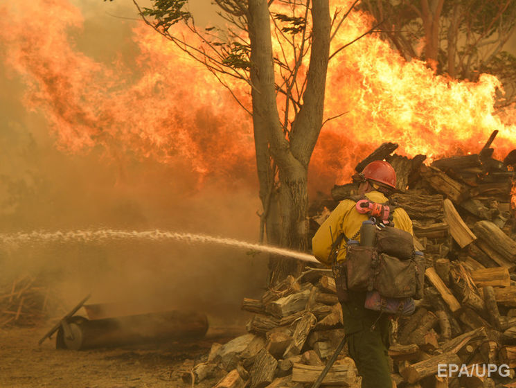 В США из-за мощного лесного пожара эвакуированы более 2 тысяч человек