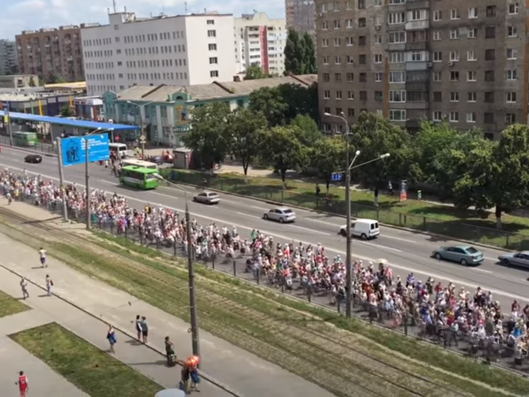 По Харькову прошлись участники крестного хода с георгиевскими лентами. Видео