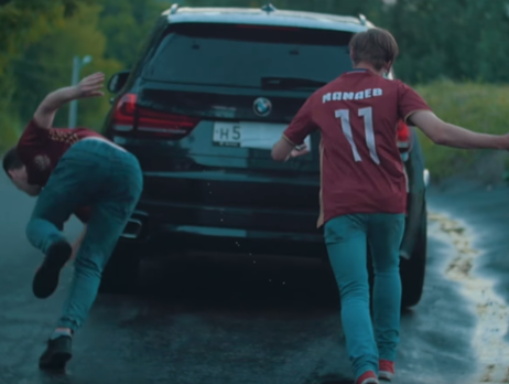 Российских футболистов Кокорина и Мамаева высмеяли в пародии на клип 