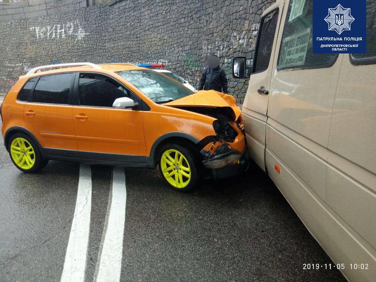 В Днепре столкнулись маршрутка и Volkswagen, семеро пострадавших