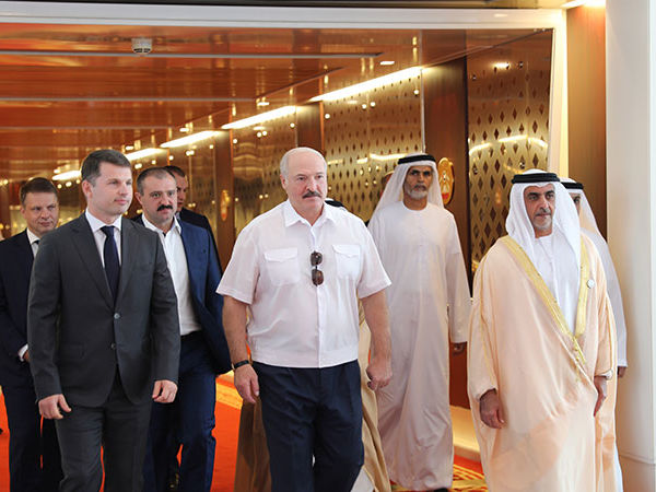 ﻿Лукашенко хворіє, його таємно лікують в ОАЕ – блогер