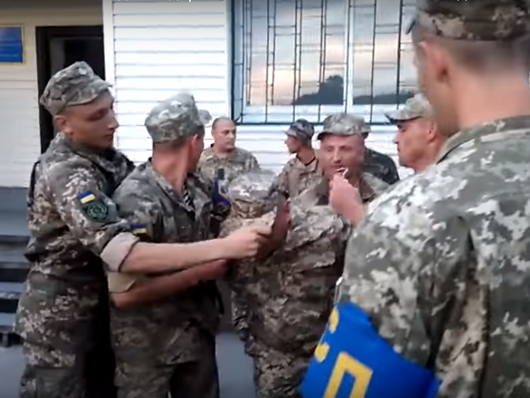 Военный патруль задержал двух офицеров ВСУ, которых солдаты обвинили в пьянстве и хамстве. Видео