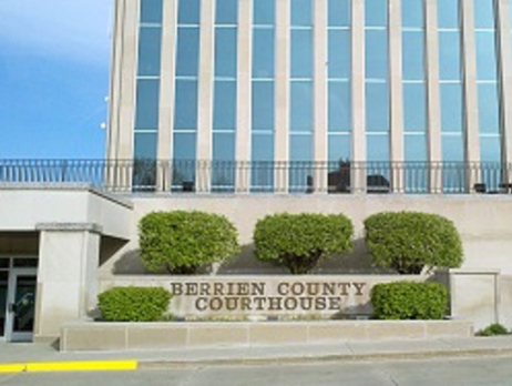 На судебном заседании в США обвиняемый после приговора застрелил двух приставов