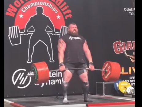 Британец установил рекорд, подняв 500-килограммовую штангу. Видео