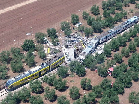 Лобовое столкновение поездов в Италии привело к десяткам погибших и раненых. Фоторепортаж