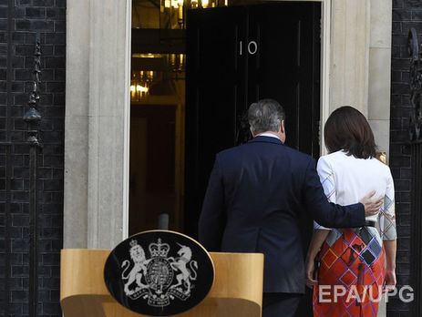 Кэмерон провел последнее заседание своего правительства, вещи его семьи вывозят с Даунинг-стрит, 10