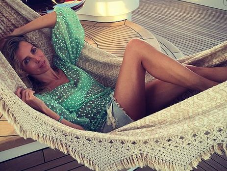 Танцы Светланы Бондарчук на отдыхе обсудили пользователи Instagram