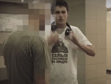 В Минске активисты попросили парня снять футболку с Путиным. Видео
