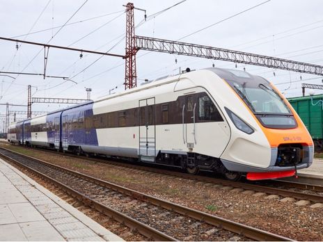 В Украине построили новый дизельный поезд с индивидуальными розетками и электроподогревом. Фоторепортаж