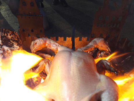 Автомайдан посадил Медведчуку на ворота двухголовую жареную курицу