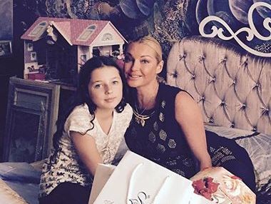 Плачущую дочь Волочковой Ариадну срочно увезли из 