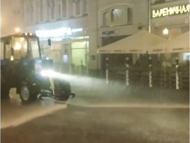В Москве коммунальщики для экономии мыли улицы во время ливня