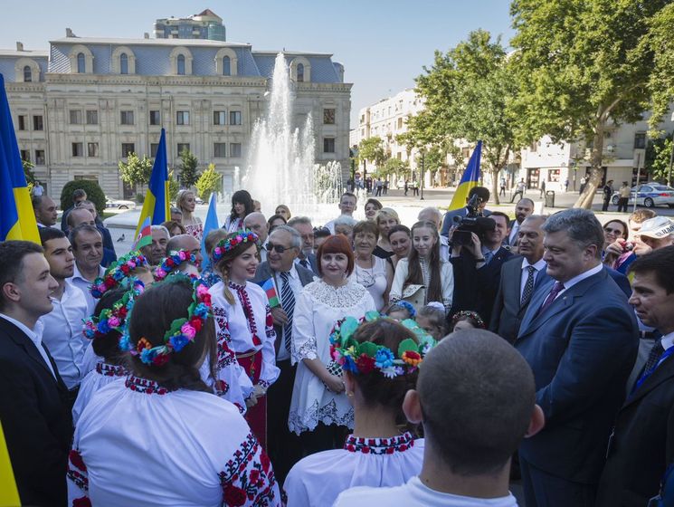 Украинцы Азербайджана встретили Порошенко национальными и крымскотатарскими флагами